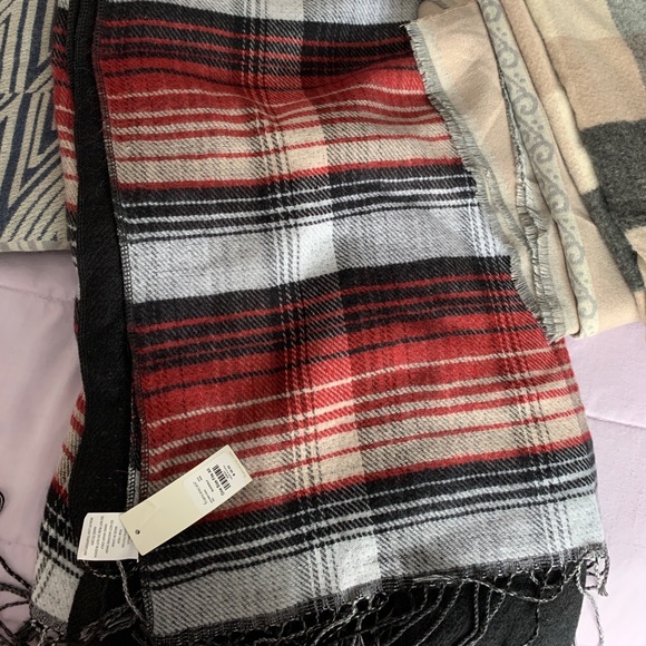 Beautiful wraps and Ruanas all brand new - Picture 4 of 5